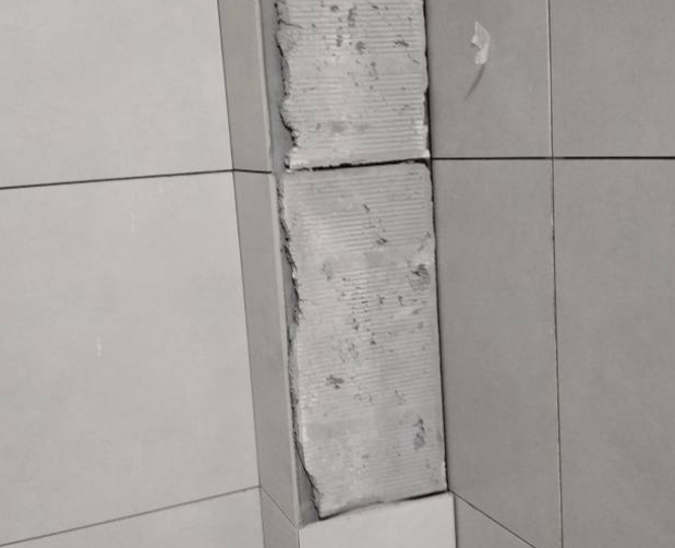 古丈瓷砖空鼓维修公司分享下瓷砖施工前基层浇水润湿程度不足，可能导致以下问题