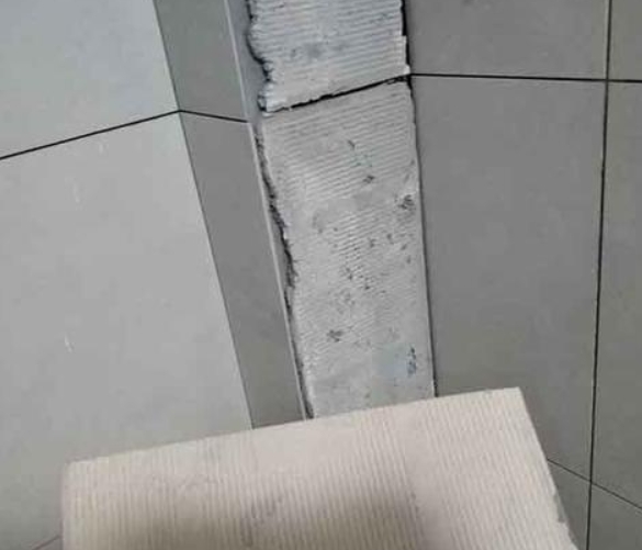 古丈瓷砖空鼓维修公司分享下厨房瓷砖脱落的补救措施。